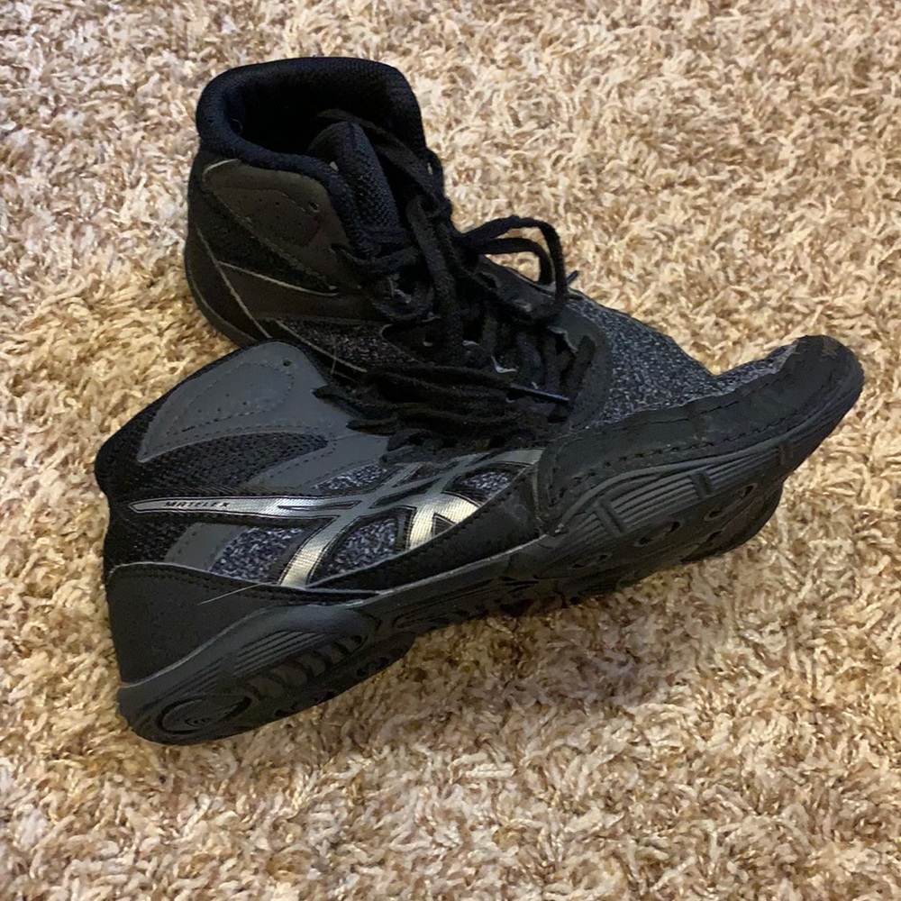 Youth ASICS wrestling shoes size 4
